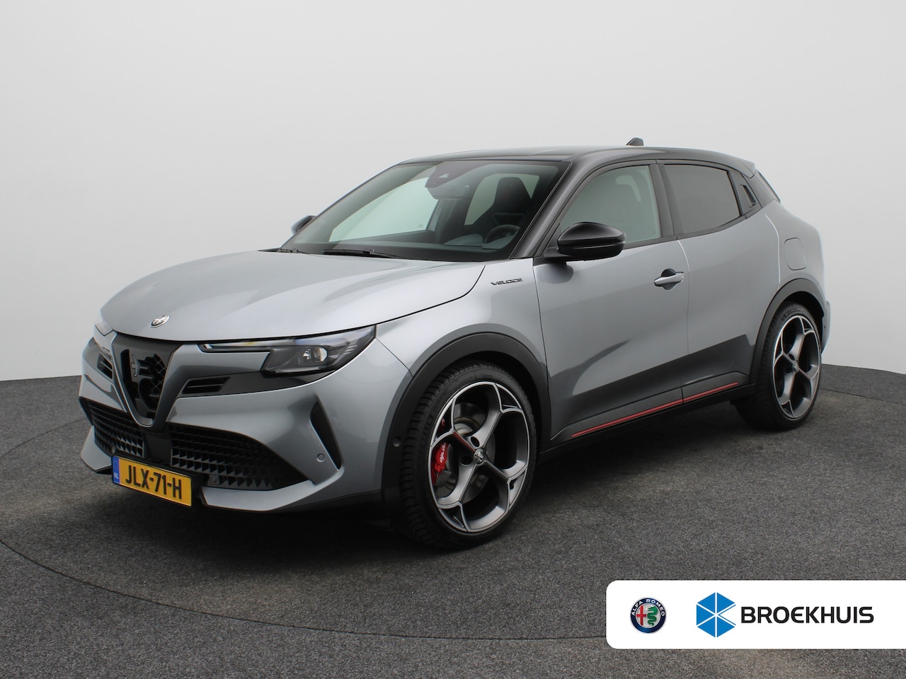 Alfa Romeo Junior - Elettrica Veloce 54 kWh 280 PK! | Sperdifferentieel | Sabelt Kuipstoelen | Camera | Parkee - AutoWereld.nl