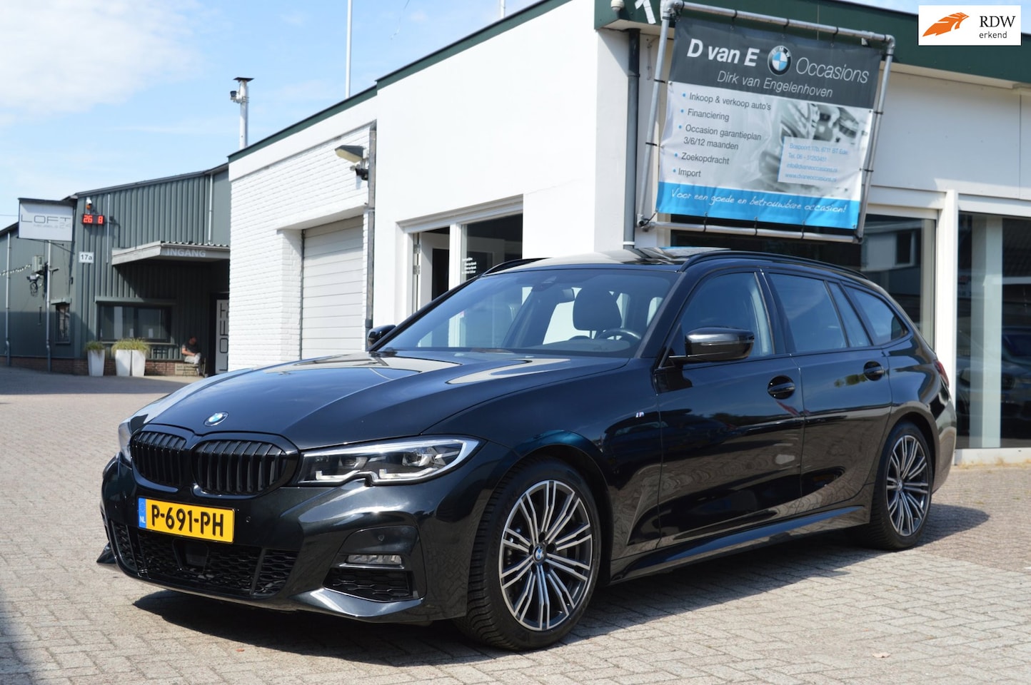 BMW 3-serie Touring - 330i Plus-Edition M pakket Pano M-sport Leder - AutoWereld.nl