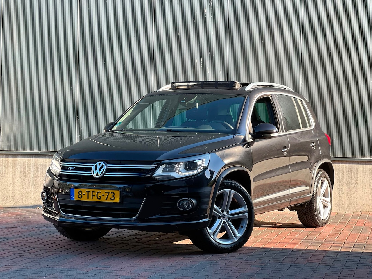 Volkswagen Tiguan - 1.4 TSI R-Line Edition * Pano * Cruise * Trekhaak * Cam * Nette Auto * - AutoWereld.nl