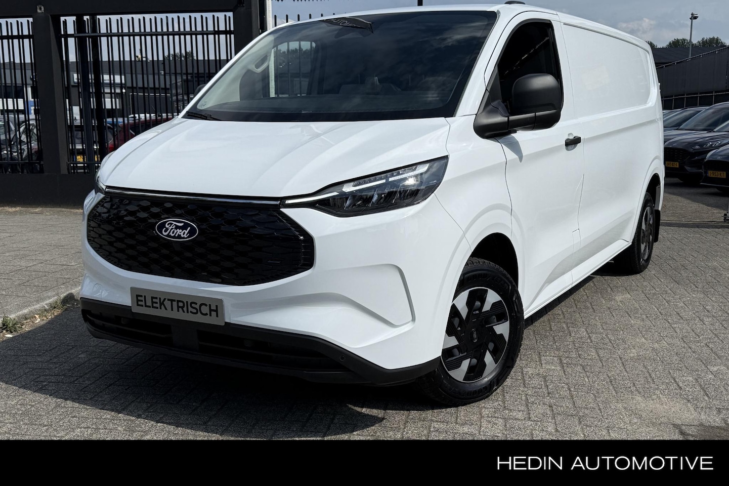 Ford Transit Custom - E-Transit 340 L2H1 Trend 71 kWh | Uit voorraad leverbaar - AutoWereld.nl