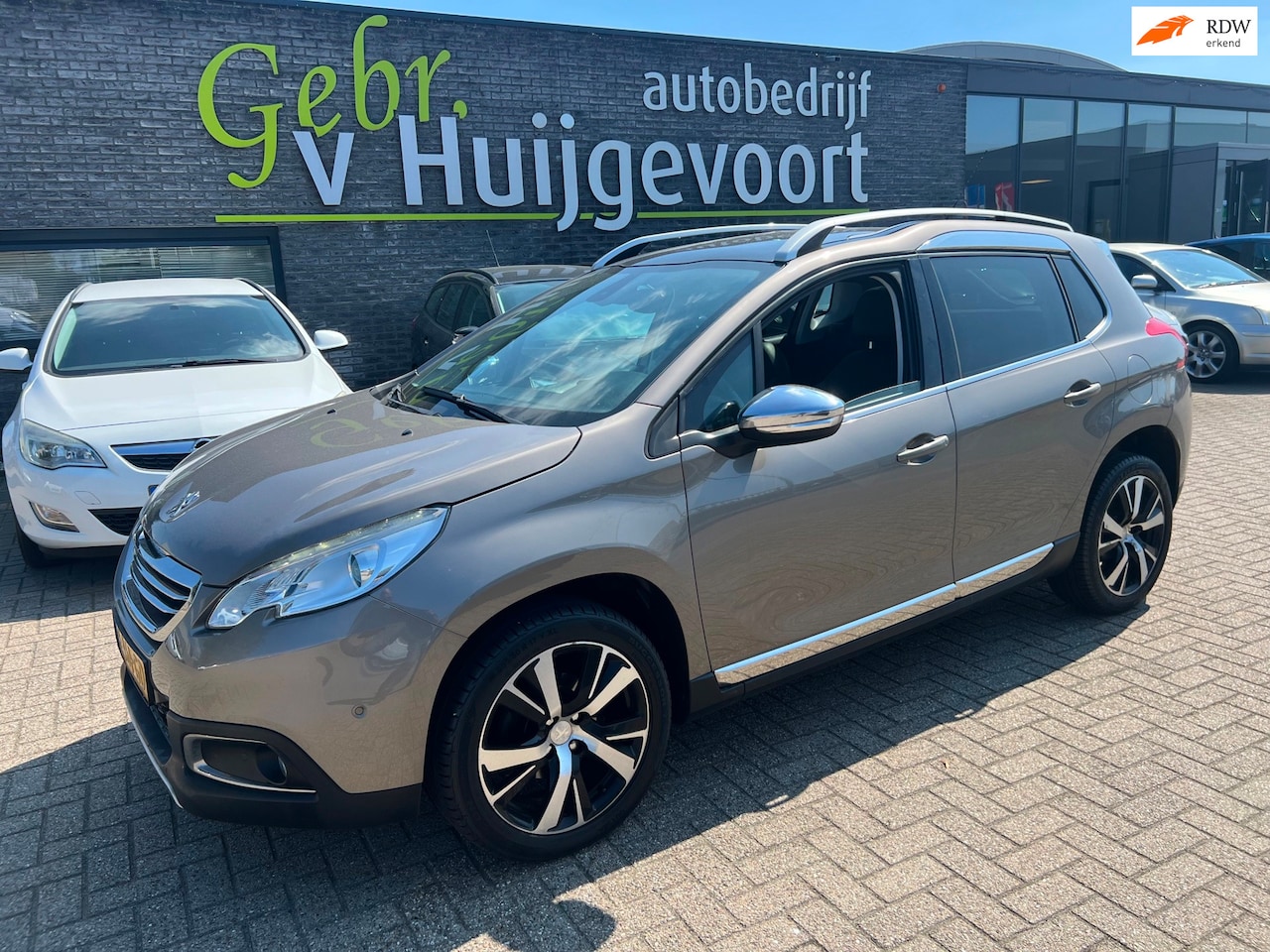 Peugeot 2008 - 1.2 PureTech Allure AUTOMAAT -LEDER INTERIEUR-Panorama dak - AutoWereld.nl