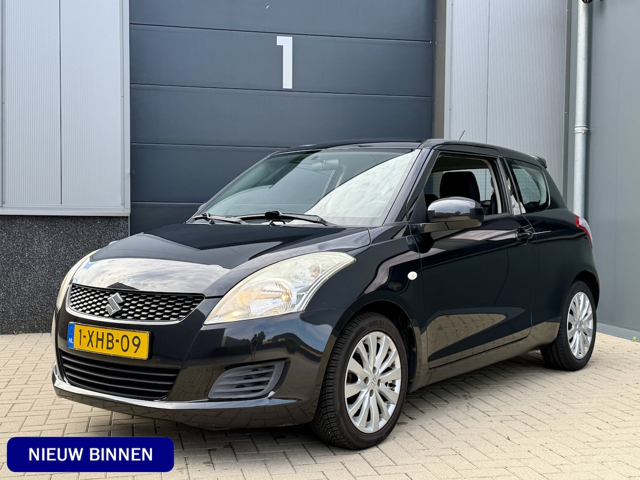 Suzuki Swift - 1.2 Bandit EASSS *Origneel NL!* Stoelverwarming / Navigatie / Cruise Control / Airco / 16" - AutoWereld.nl