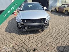 Hyundai i30 - 1.6i i-Motion Business TEKST LEZEN MOTOR DEFECT