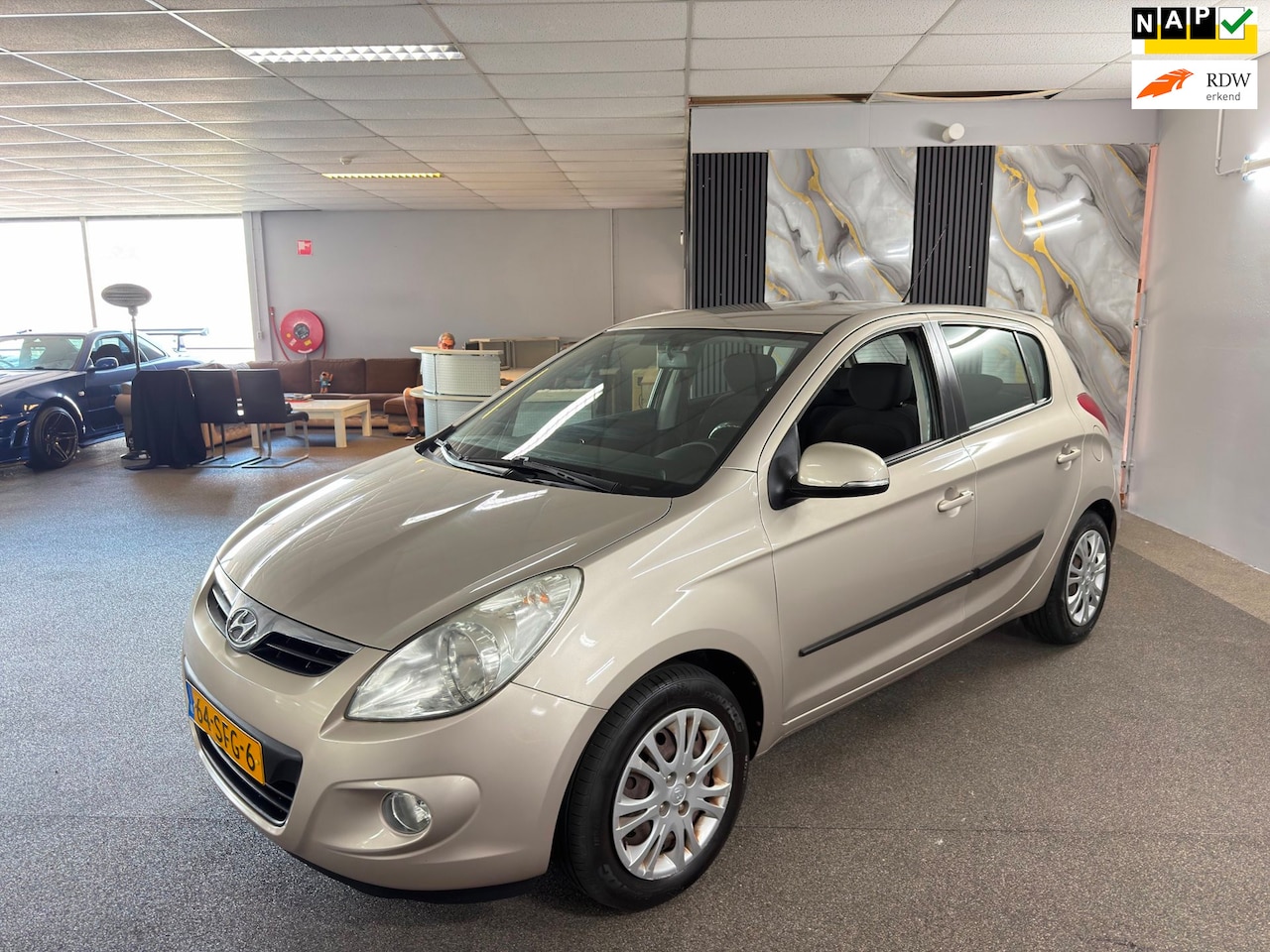 Hyundai i20 - 1.2i i-Motion Apk Nieuw,2e eigenaar,Airco,E-Ramen,N.A.P,Trekhaak,5Deurs,2sleutels,Topstaat - AutoWereld.nl