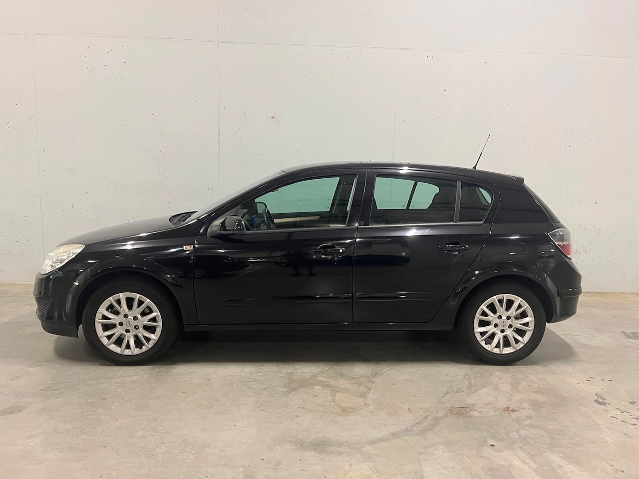 Opel Astra - 1.8 5drs. Navi Airco Cruise C. - AutoWereld.nl