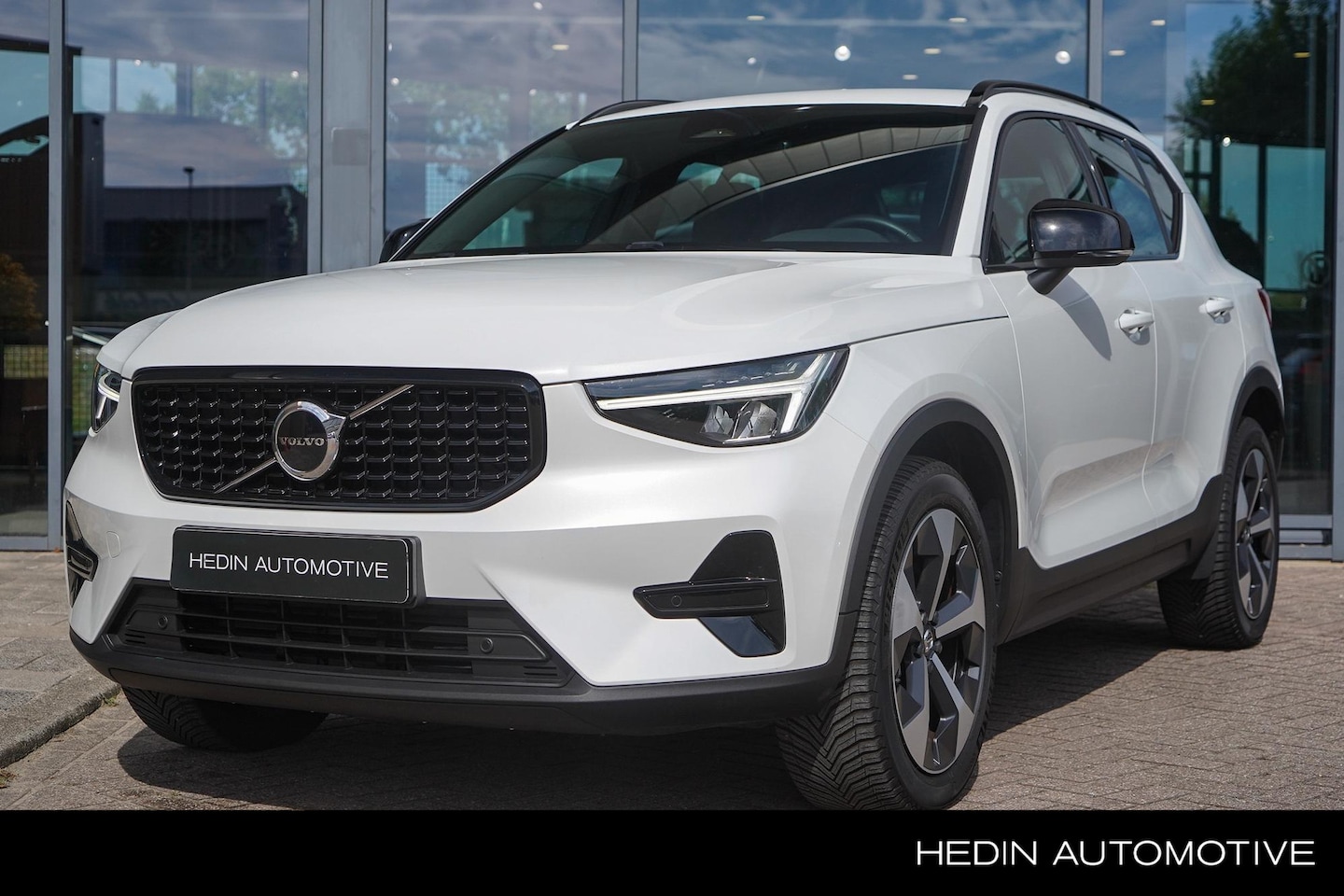 Volvo XC40 - 2.0 B4 Plus Dark Mild Hybride 197pk Automaat | 2.000kg Trekgewicht | Adaptieve Cruise + Pi - AutoWereld.nl