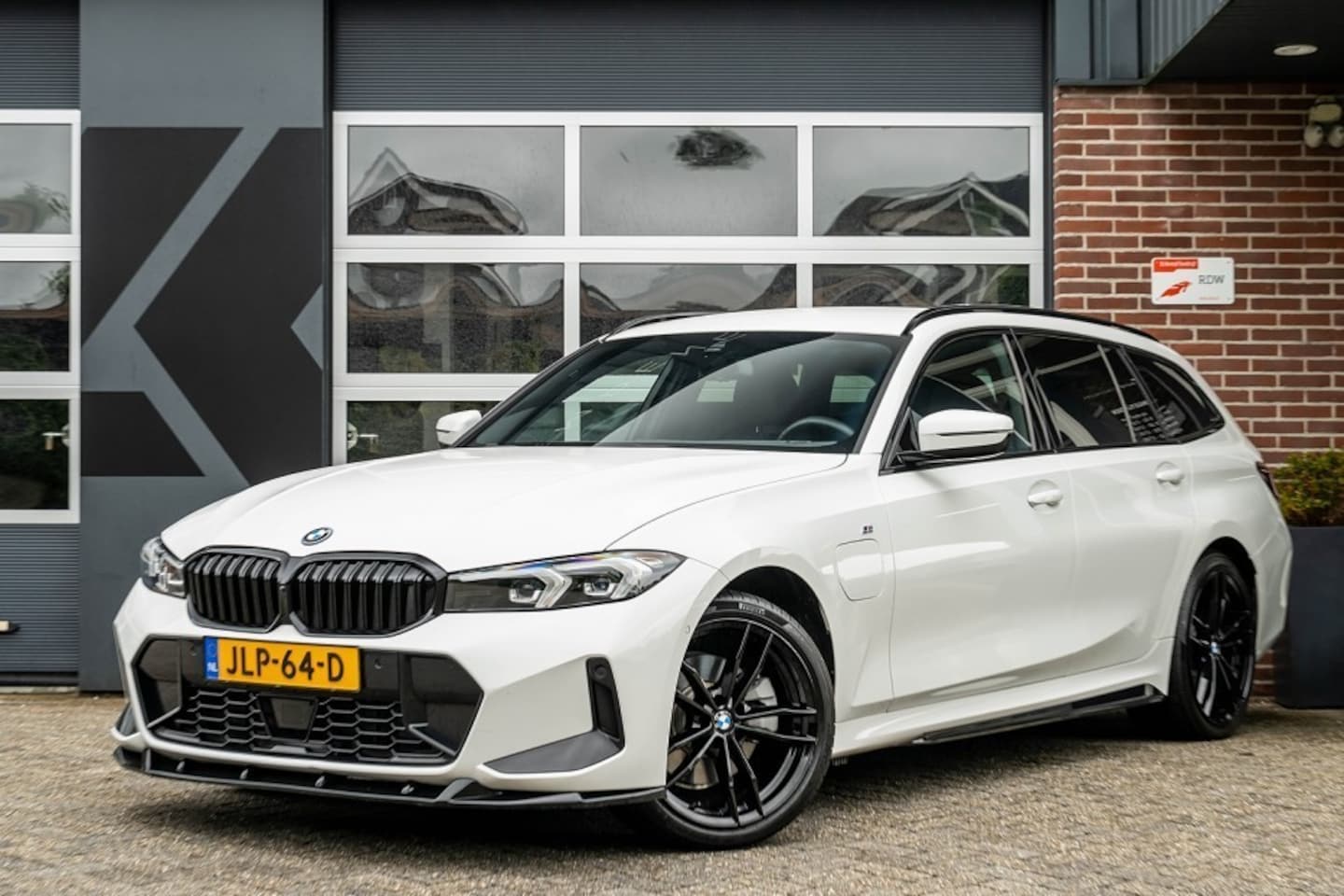 BMW 3-serie Touring - 330e xDrive M Sport LCI | Facelift | Shadow | Trekhaak | Widescreen | Hifi | Camera | 19' - AutoWereld.nl
