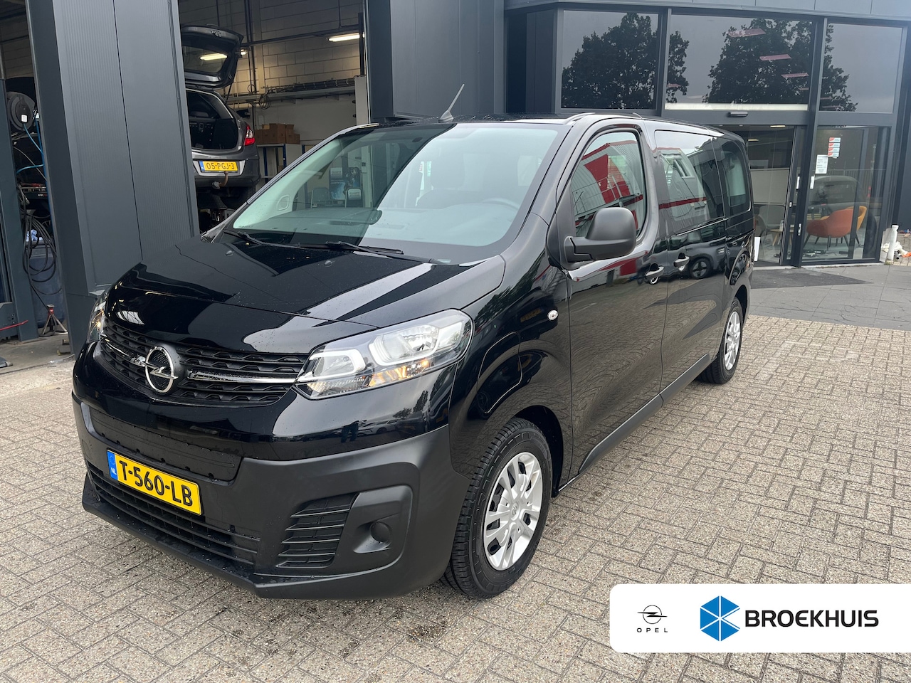 Opel Vivaro Combi Electric - L2 50 kWh | 9- Persoons | Navi by app | | 2 zitplaatsen rechtsvoor | Achterklep met ruit | - AutoWereld.nl