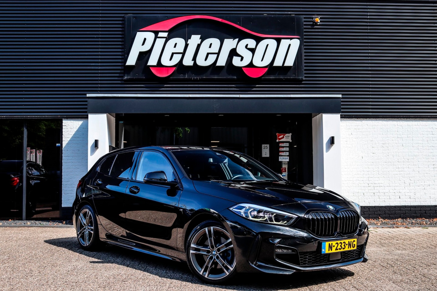 BMW 1-serie - 118i M-Pakket BTW XENON SFEER VIRTUAL KEYLESS - AutoWereld.nl