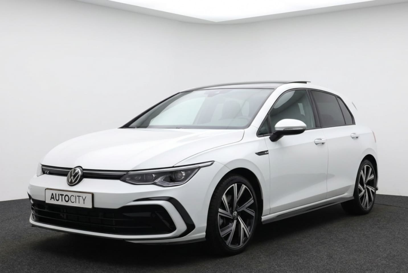 Volkswagen Golf - VIII Lim. R-Line 1.5 eTSI DSG Pano l Camera l Blindspot l VOL OPTIES - AutoWereld.nl