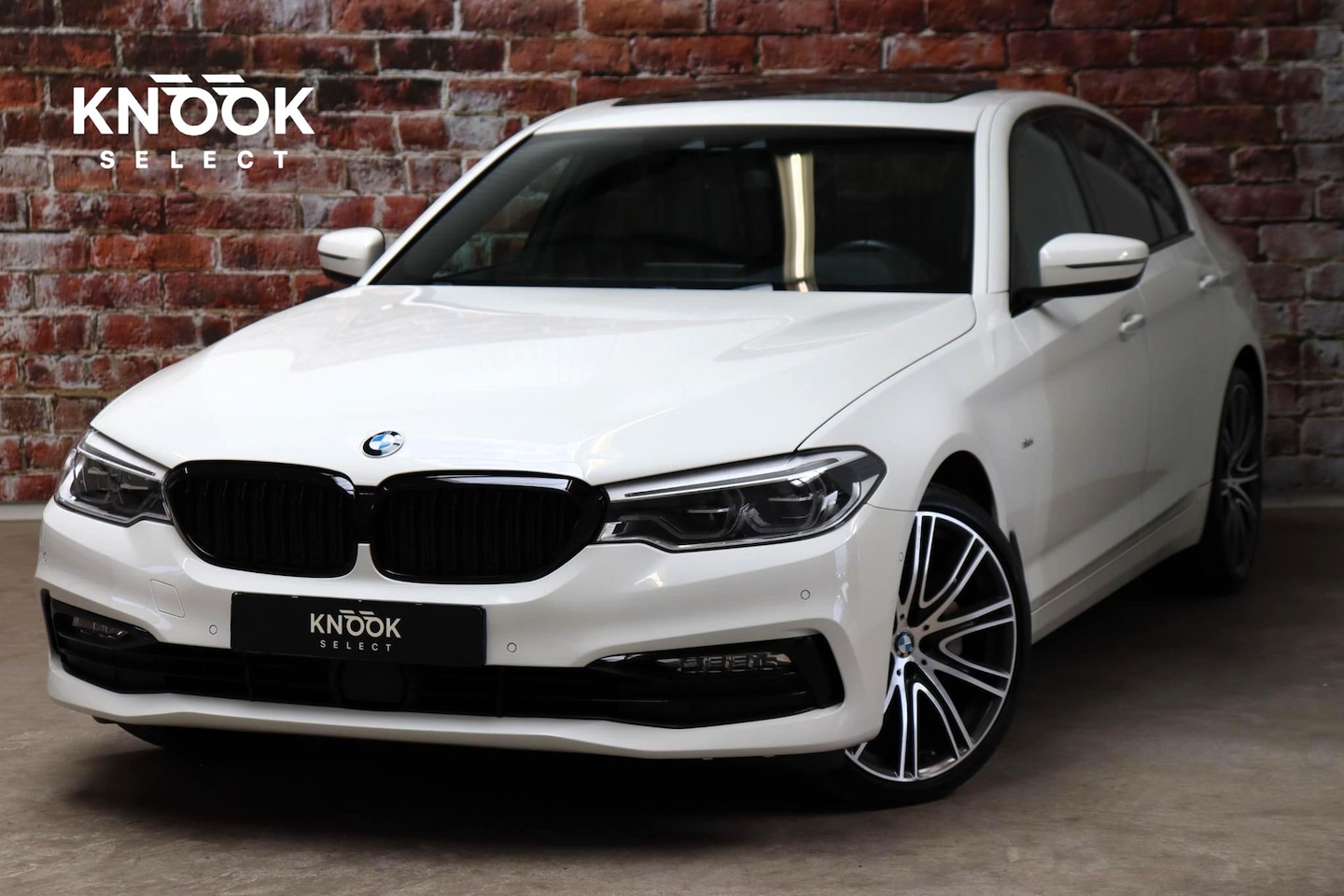 BMW 5-serie - Sedan 530i High Executive Sport Line Automaat / Navigatiesysteem Professional / Schuif-/ka - AutoWereld.nl