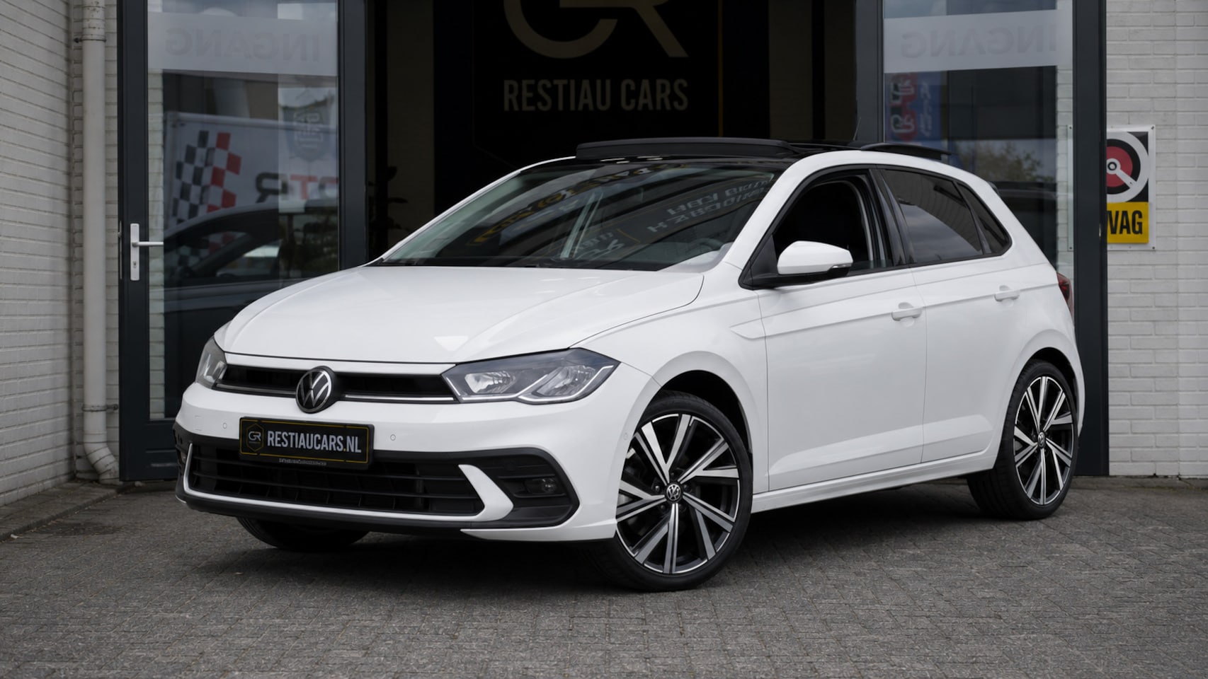 Volkswagen Polo - 1.0 TSI AUTOMAAT 110 Pk |CARPLAY|CLIMA|DAB|FABRIEKSGARANTIE|NAVIGATIE|PANORAMA|PDC|STOELVE - AutoWereld.nl