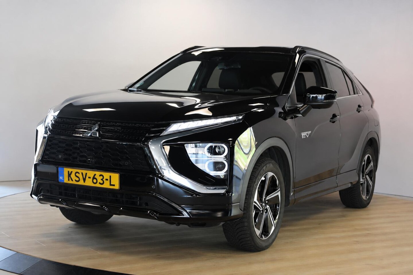 Mitsubishi Eclipse Cross - 2.4 PHEV Instyle | Schuif- kanteldak | Leer | Head up - AutoWereld.nl