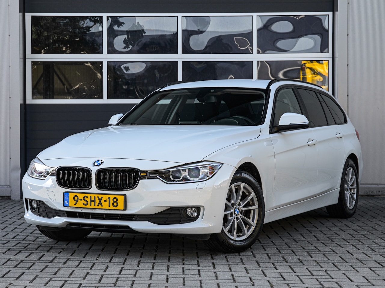 BMW 3-serie Touring - 316i Executive Upgrade | Automaat | Xenon | Navi | Climate control | Elektr. achterklep | - AutoWereld.nl