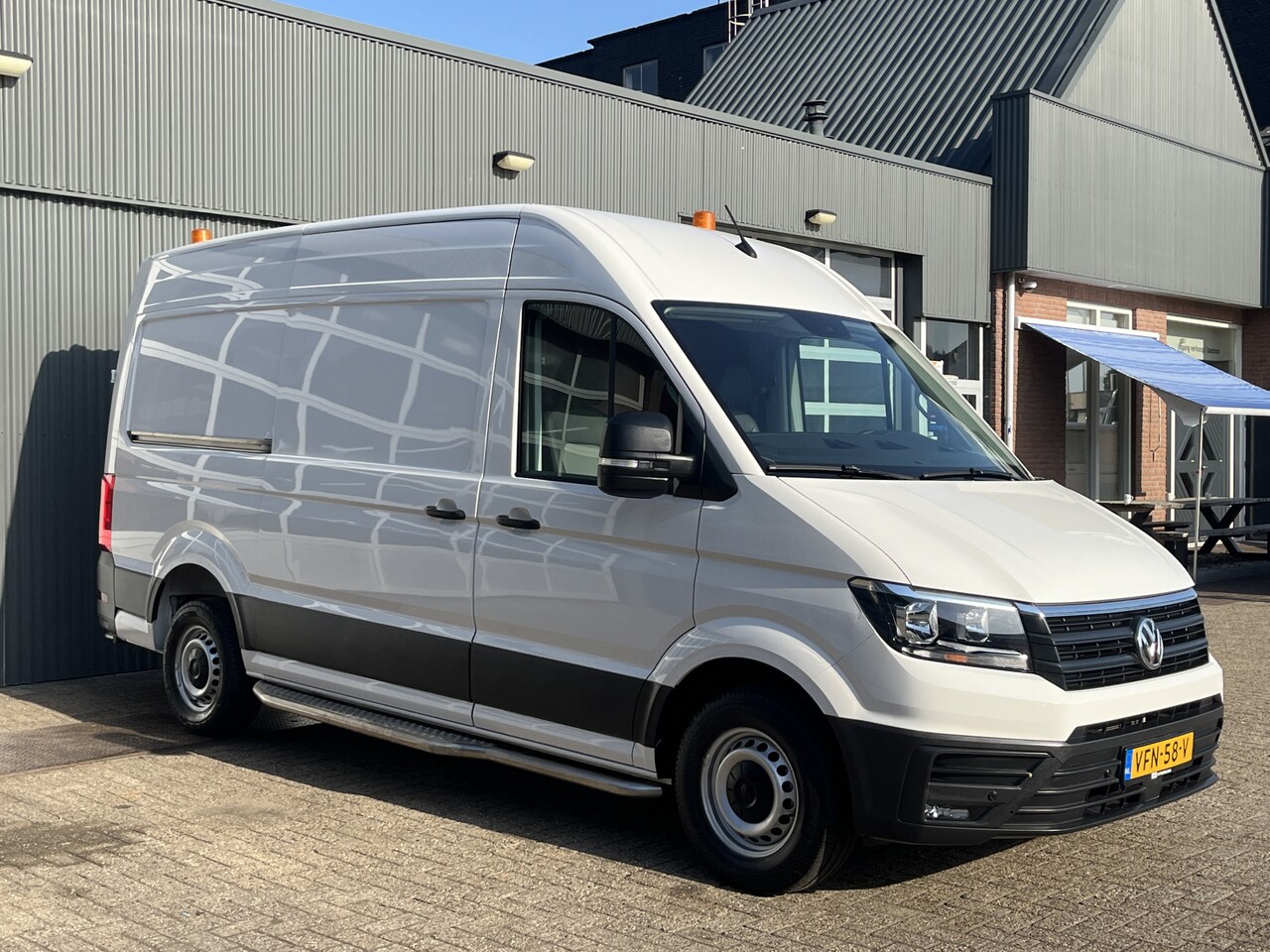 Volkswagen Crafter - 35 2.0 TDI L3H3/L2H2 Trekhaak 3500kg trekgewicht Airco Cruise controle Kastinrichting Omvo - AutoWereld.nl