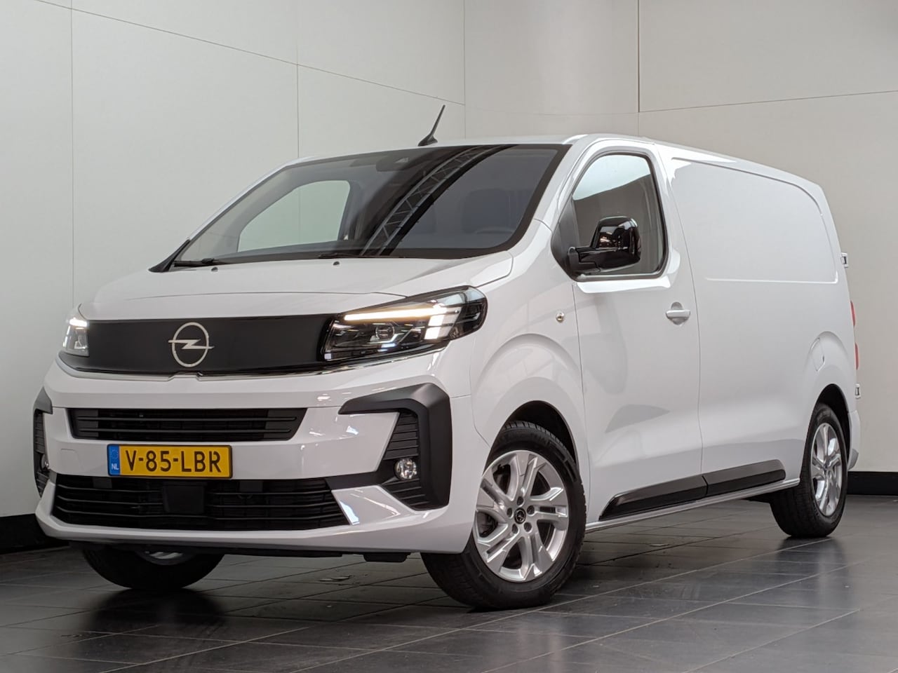 Opel Vivaro - 2.0D 145PK L2H1 INNOVATION AUTOMAAT NAVI / CLIMA / FULL-LED / 17" LMV / AFN. TREKHAAK / WI - AutoWereld.nl