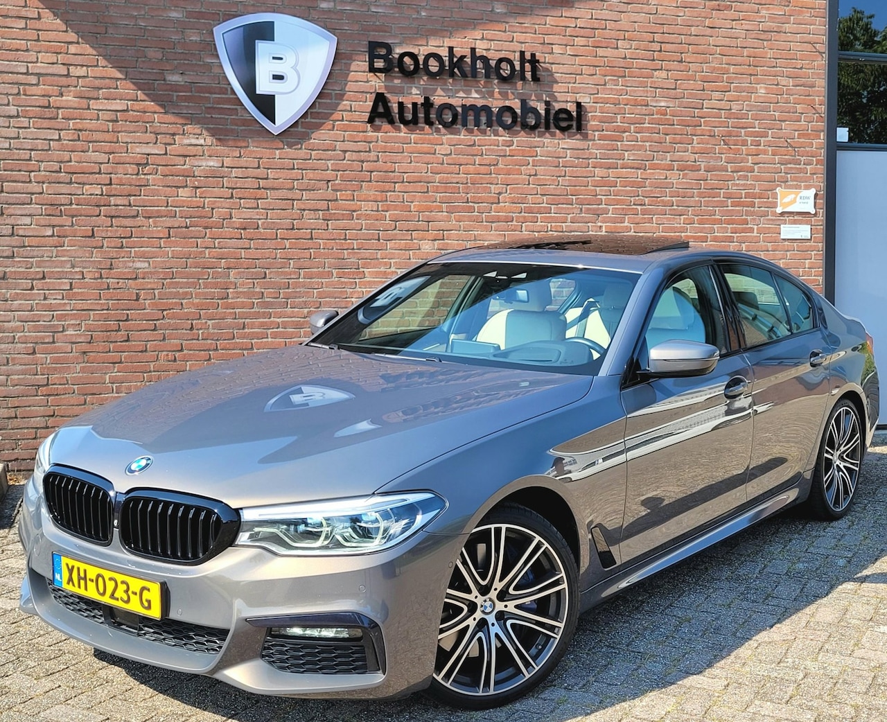 BMW 5-serie - 540i M-sport, Schuifdak, ACC, Trekhaak, VOL! (1e Eig. NL NAP) - Alvit Grau - AutoWereld.nl