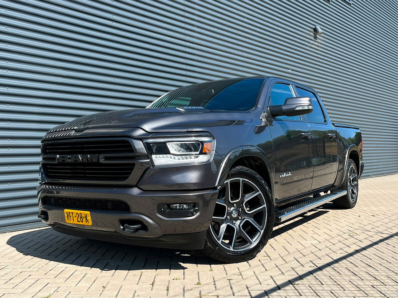 Dodge Ram 1500 - 5.7 V8 4x4 Crew Cab Laramie | Luchtvering | Pano | 22"LMV | Full Options | - AutoWereld.nl