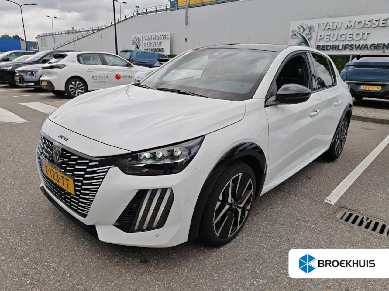 Peugeot 208 - 1.2 PureTech 100 GT | Navigatie | Camera voor + achter | Panoramadak | Nieuw model | Apple - AutoWereld.nl