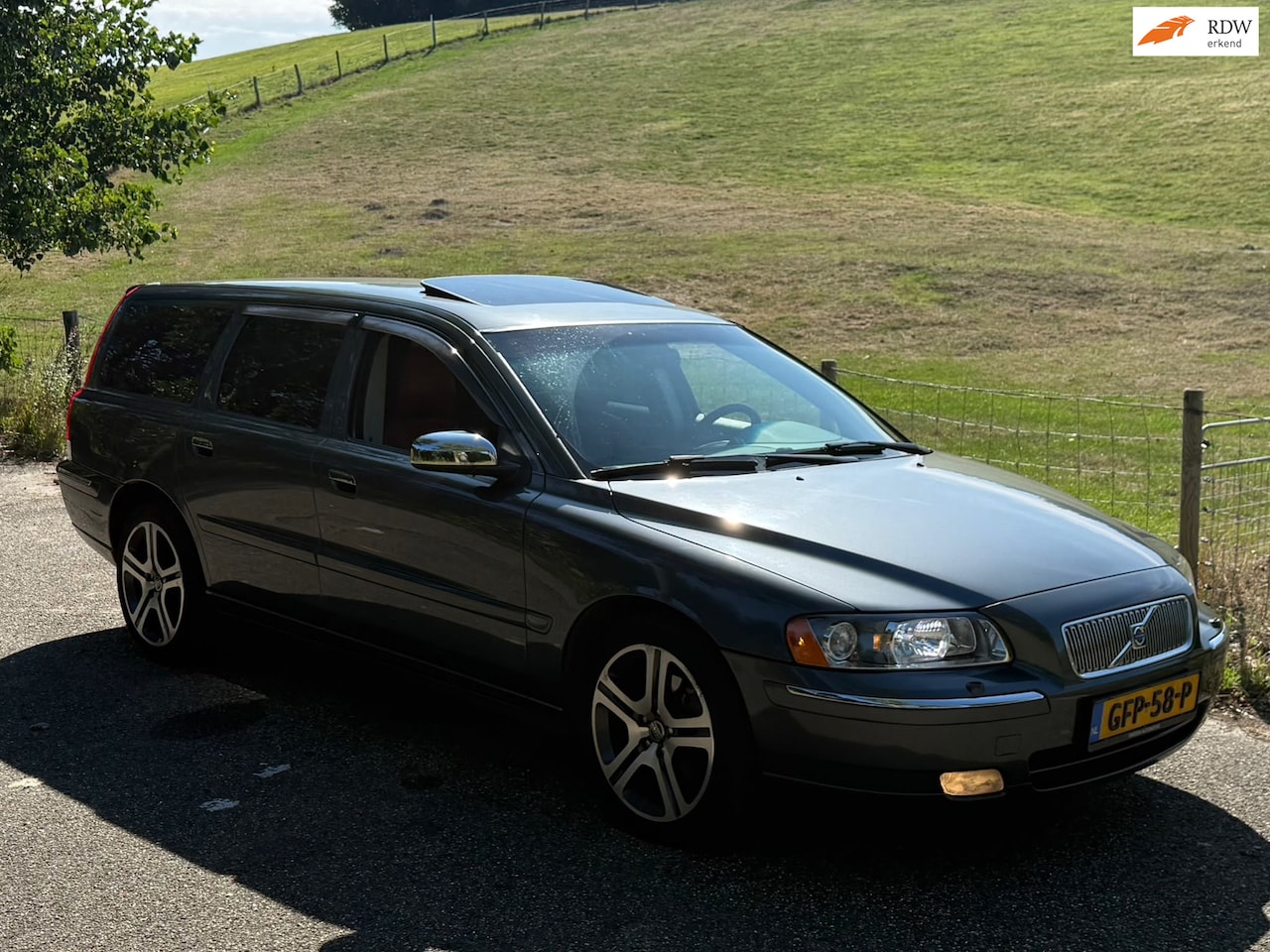 Volvo V70 - 2.4/170pk 5 cilinder Automaat | 125.560 km | Youngtimer | Inscription Sport | CarPlay | Sc - AutoWereld.nl
