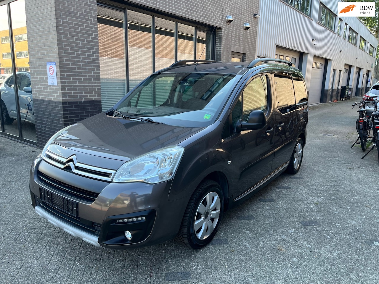 Citroën Berlingo - 1.2 PureTech Feel! 111 DKM! Boekjes! Airco! - AutoWereld.nl