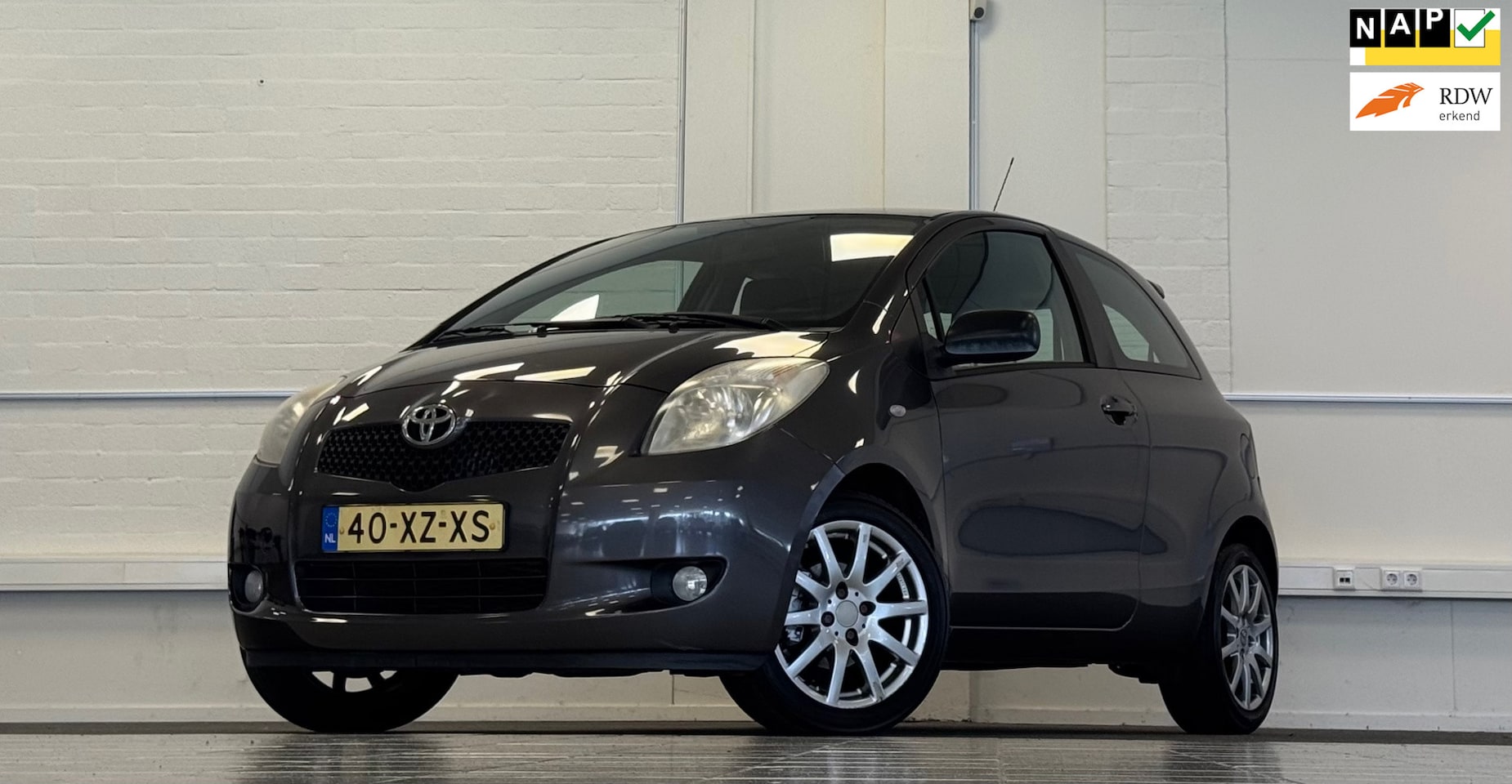Toyota Yaris - 1.3 VVTi Automaat Sol S Line-pakket Leder Airco - AutoWereld.nl