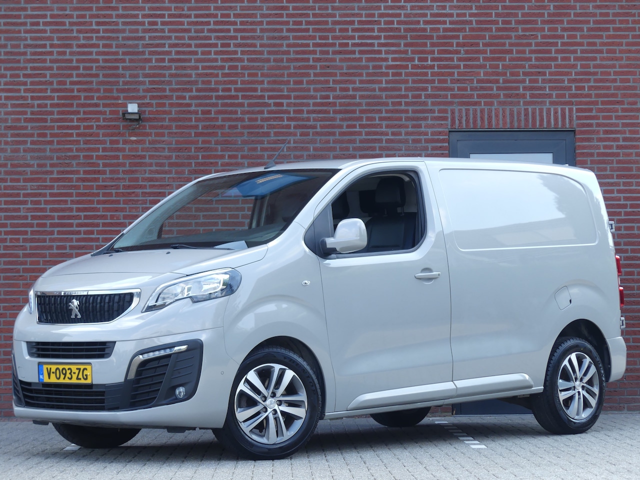 Peugeot Expert - 231C 2.0 BlueHDI 120PK Premium Pack Camera/Trekhaak/Airco - AutoWereld.nl