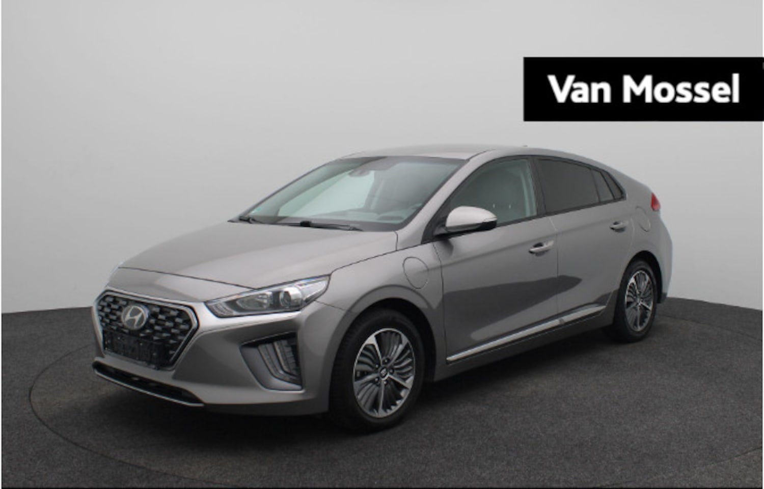 Hyundai IONIQ - 1.6 GDi PHEV Premium Design | Achteruitrijcamera | Stoelverwarming voor en achter | Apple - AutoWereld.nl