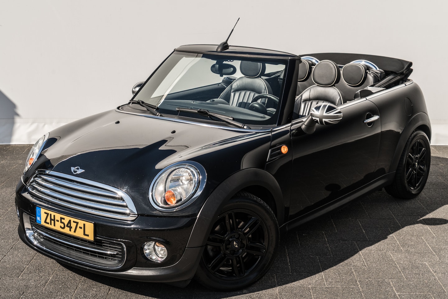 MINI Cabrio - Cooper 1.6 Chili | Stoelverwarming | Leder | Cruise Control | Navigatiesysteem - AutoWereld.nl