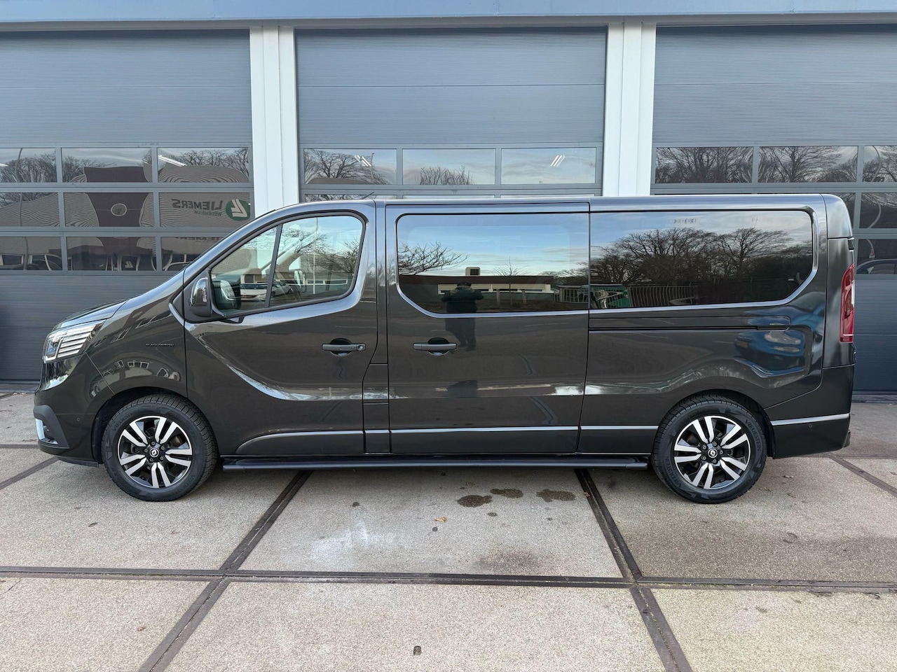Renault Trafic - 2.0 dCi 170 T29 L2H1 DC Luxe Black Edition - AutoWereld.nl