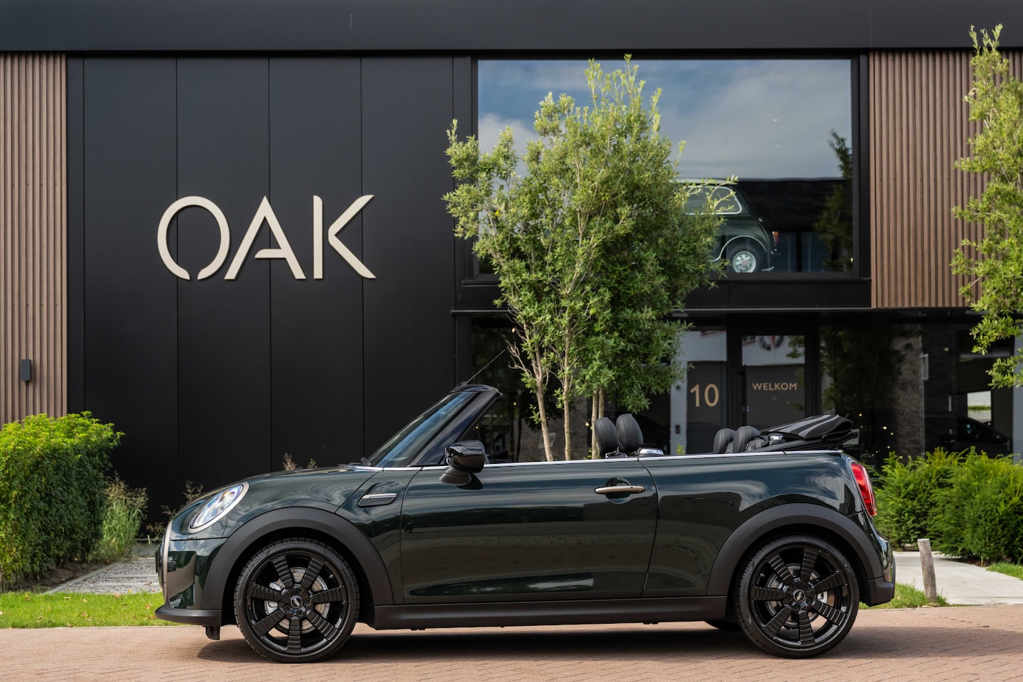 MINI Cabrio - 1.5 Cooper Aut. Resolute Edition | Navigatie | Lounge Leder | PDC | 18"LM | Rebel Green - AutoWereld.nl