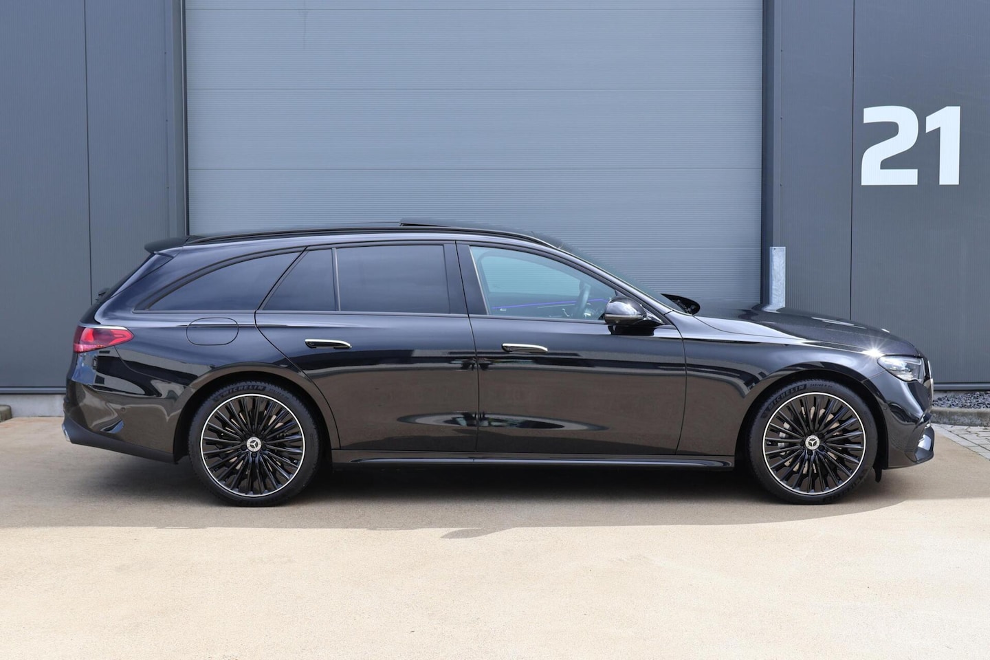 Mercedes-Benz E-klasse Estate - 300 e AMG Line / Panoramadak / Memory Stoelen / Hyperscreen / Keyless-Go / Burmester 3D Su - AutoWereld.nl