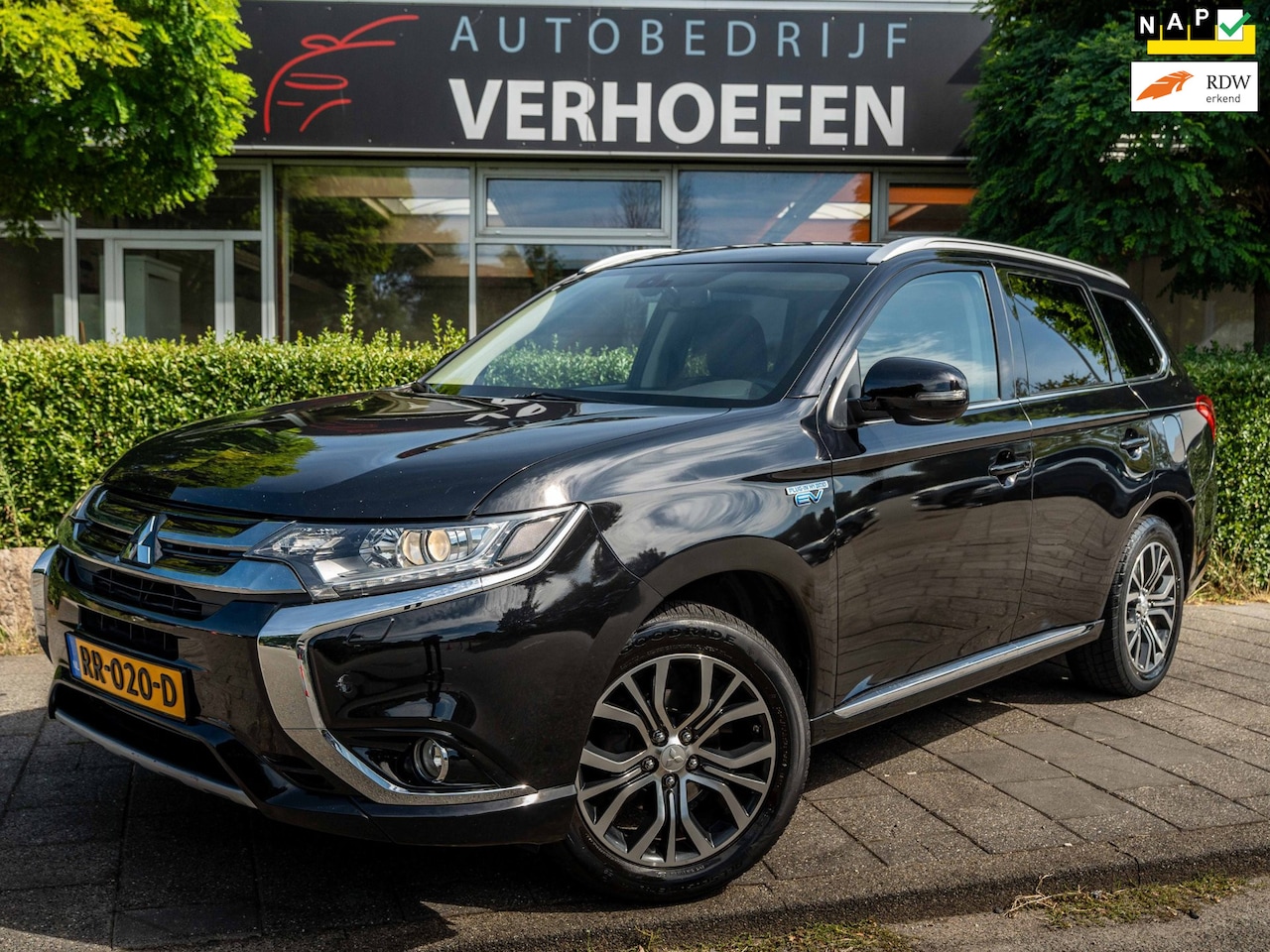Mitsubishi Outlander - 2.0 PHEV Pure - APPLE CARPLAY - PARKEER CAMERA - TREKHAAK - CRUISE / CLIMATE CONTR ! - AutoWereld.nl