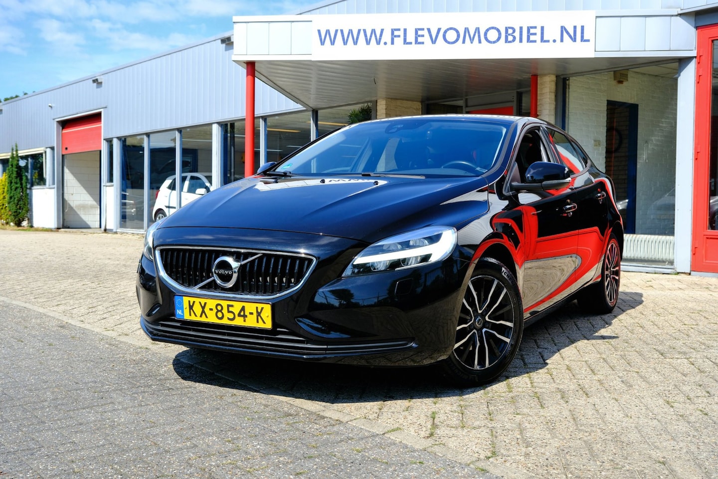 Volvo V40 - 2.0 D2 Nordic+ Navi|Half Leder|LMV|Standkachel|LED - AutoWereld.nl