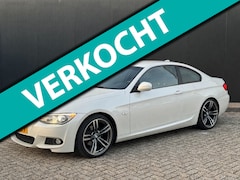 BMW 3-serie Coupé - 320i M-Sport pakket | Orig. NL |Parelmoer Wit Metallic | Sportstoelen | Recent Onderhoudsb