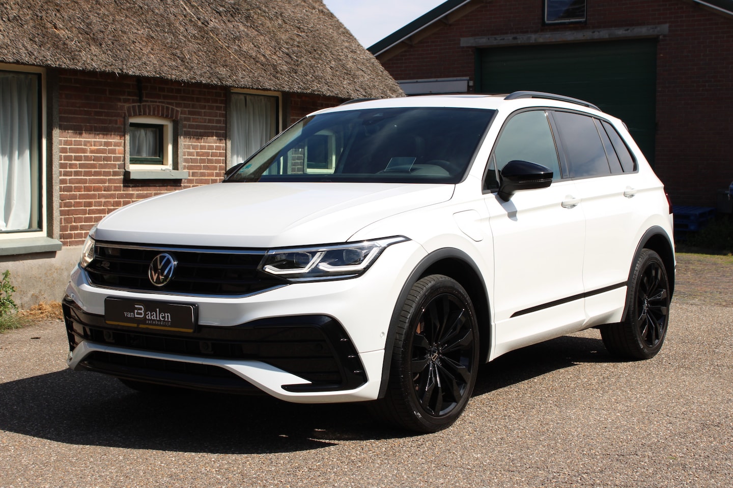 Volkswagen Tiguan - 1.4 TSI eHybrid R-Line Business+ SOh 90.6% NAVI PANO LEER VIRTUAL TH 153000KM!!! - AutoWereld.nl