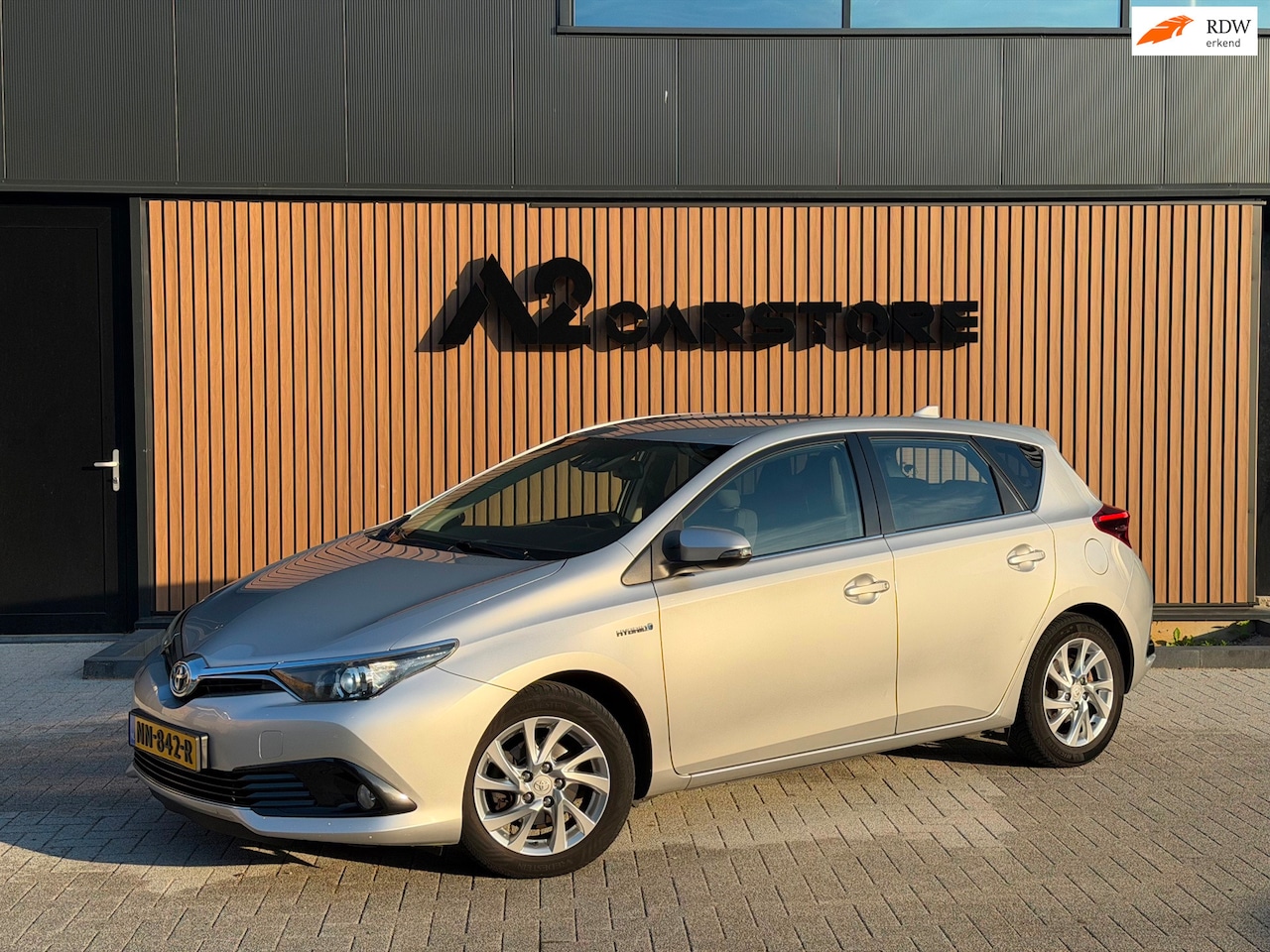 Toyota Auris - 1.8 Hybrid Dynamic NAVI CAMERA XENON NETTE AUTO! - AutoWereld.nl