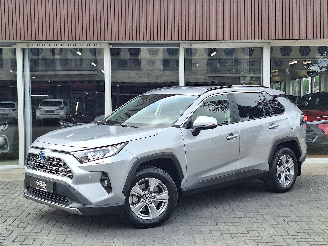 Toyota RAV4 - Hybrid 220 AWD Dynamic | Stoelverwarming, Groot scherm, Parkeersensoren, Licht + Regensens - AutoWereld.nl