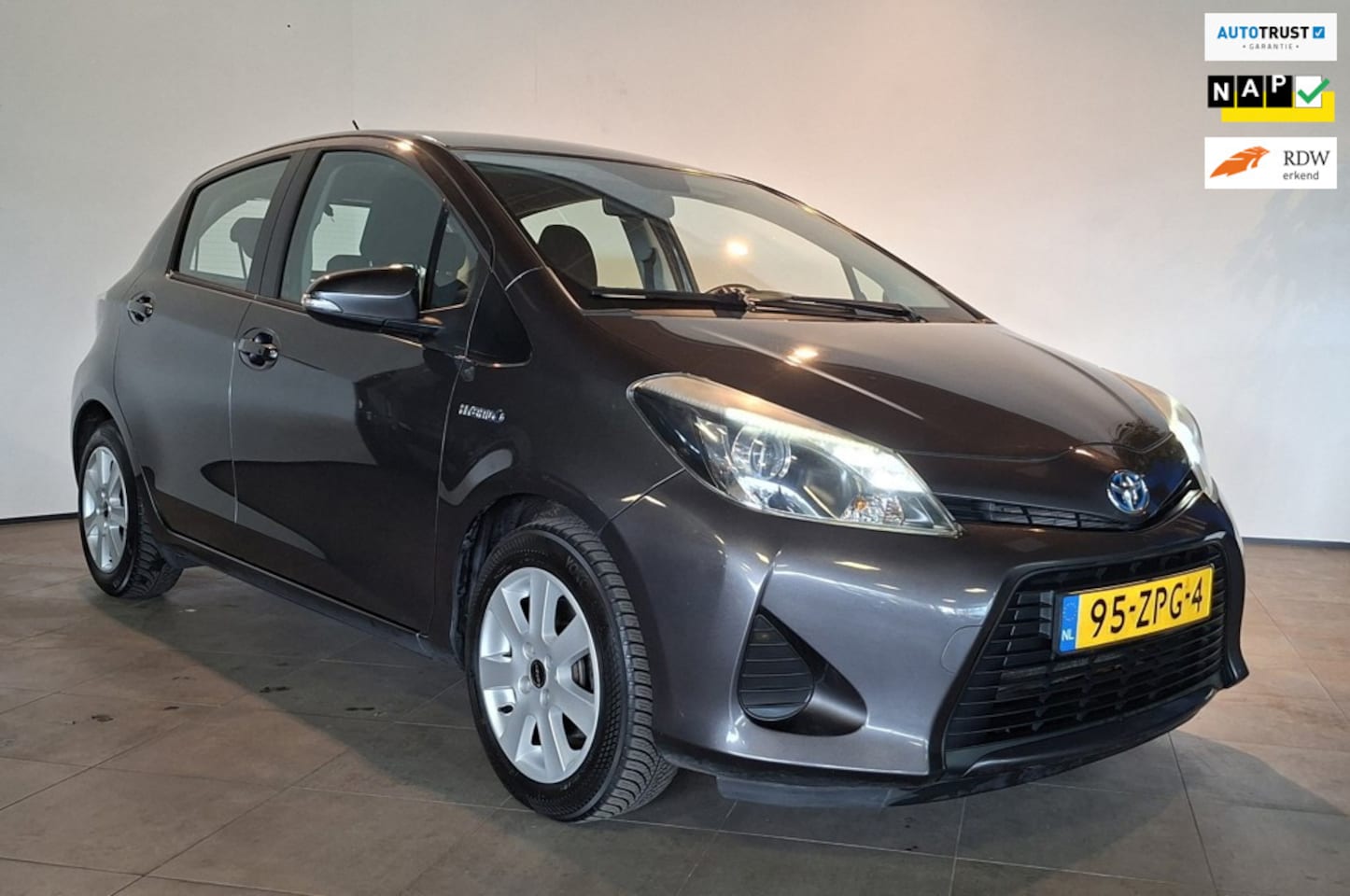 Toyota Yaris - 1.5 Full Hybrid Aspiration 5-Drs AUTOMAAT / Trekhaak / Airco - AutoWereld.nl