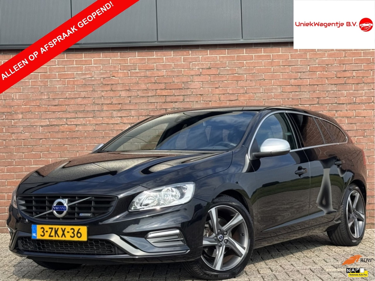 Volvo V60 - 1.6 T3 R-DESIGN | NL-AUTO! | DEALER OH | TREKHAAK! - AutoWereld.nl