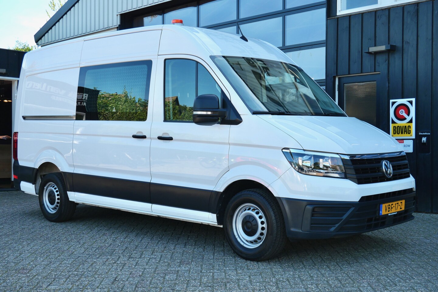 Volkswagen Crafter - 35 2.0 TDI L3H3 140PK | Airco | Cruise | Camera | 3.000 KG trekhaak | 1e Eigenaar - AutoWereld.nl