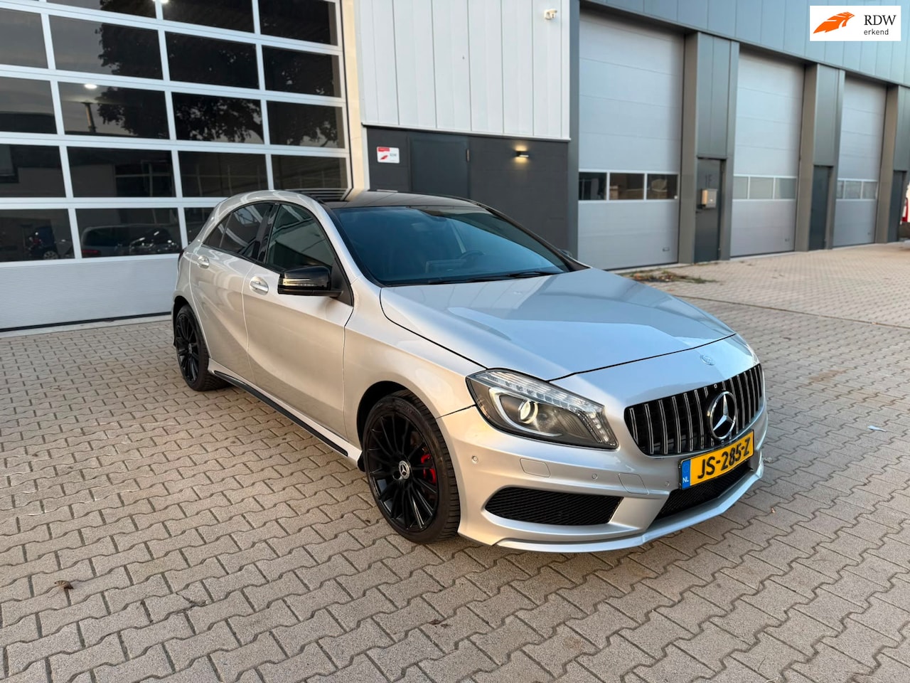 Mercedes-Benz A-klasse - 180 Prestige AMG Full Options Leder CarPlay Stoelverwarming Xenon Led - AutoWereld.nl