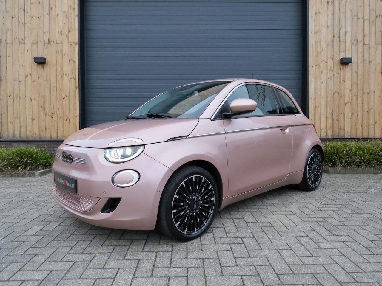 Fiat 500e - La Prima 42 kWh 3+1 *Leder *17 inch *Unieke kleur - AutoWereld.nl