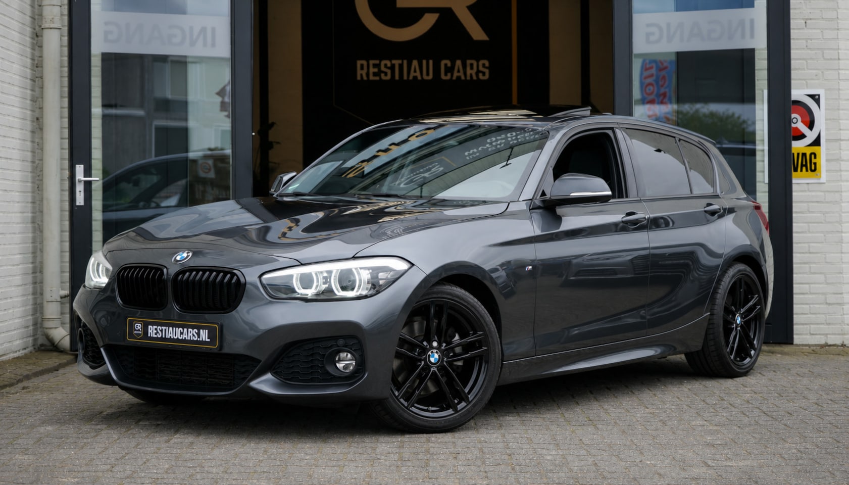 BMW 1-serie - 118i M Sport Shadow Line AUTOMAAT|CRUISE|FULL LED|LEDER|NAVIGATIE|PANORAMA|STOELVERWARMING - AutoWereld.nl
