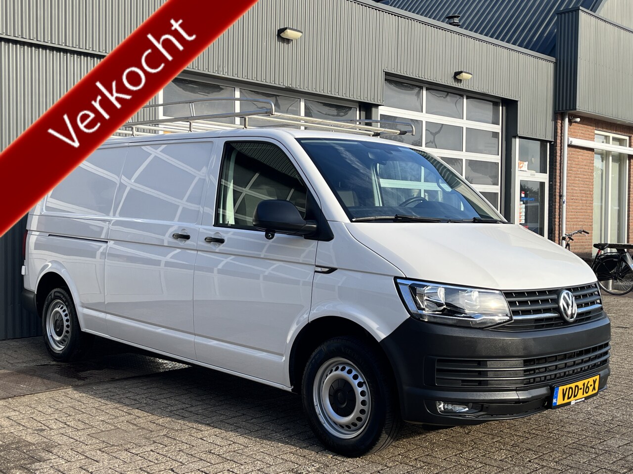Volkswagen Transporter - 2.0 TDI L2H1 102pk Trekhaak 2200kg trekgewicht Imperiaal Euro 6 Airco Cruise controle Navi - AutoWereld.nl