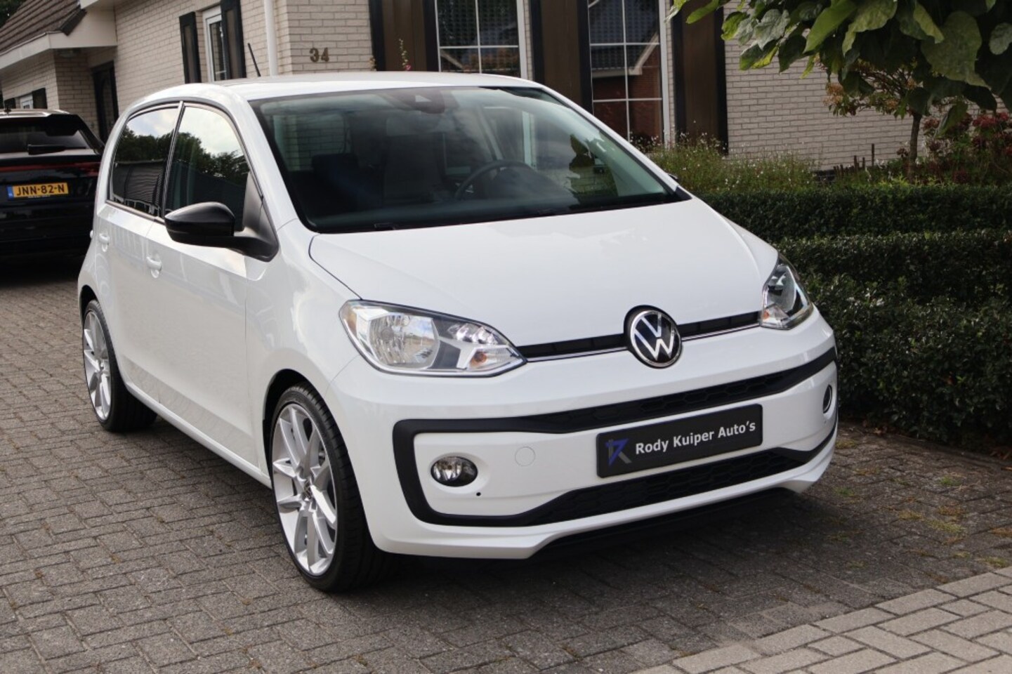 Volkswagen Up! - 1.0 (65pk) Airco/Lane assist/DAB/17 Inch/Stoelverwarming - AutoWereld.nl
