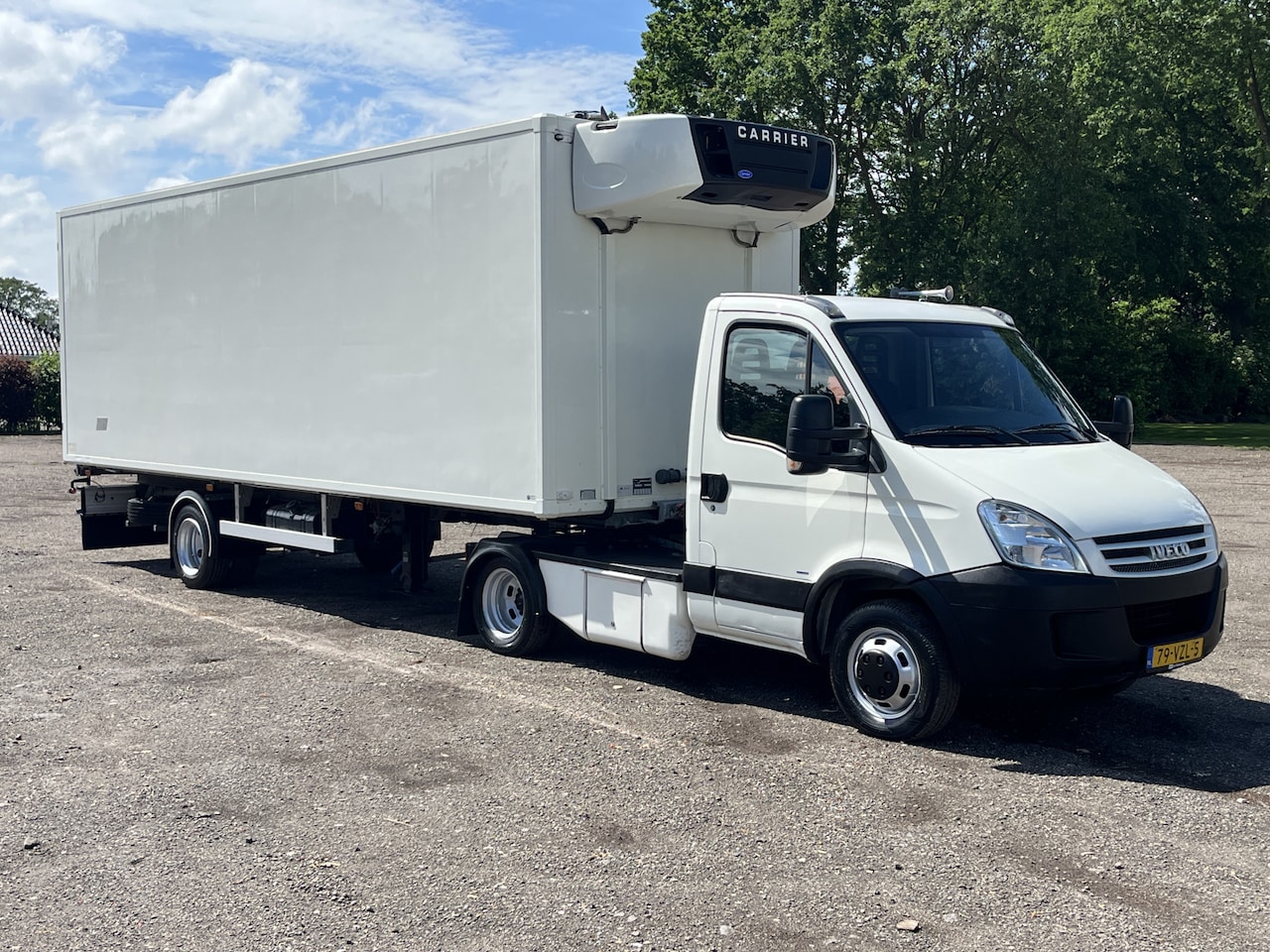 Iveco Daily - 40C18 300 BE-Combi Koeling 1905 kg laadvermogen 7-Meter lengte Airco Parrot 3-Persoons Be - AutoWereld.nl