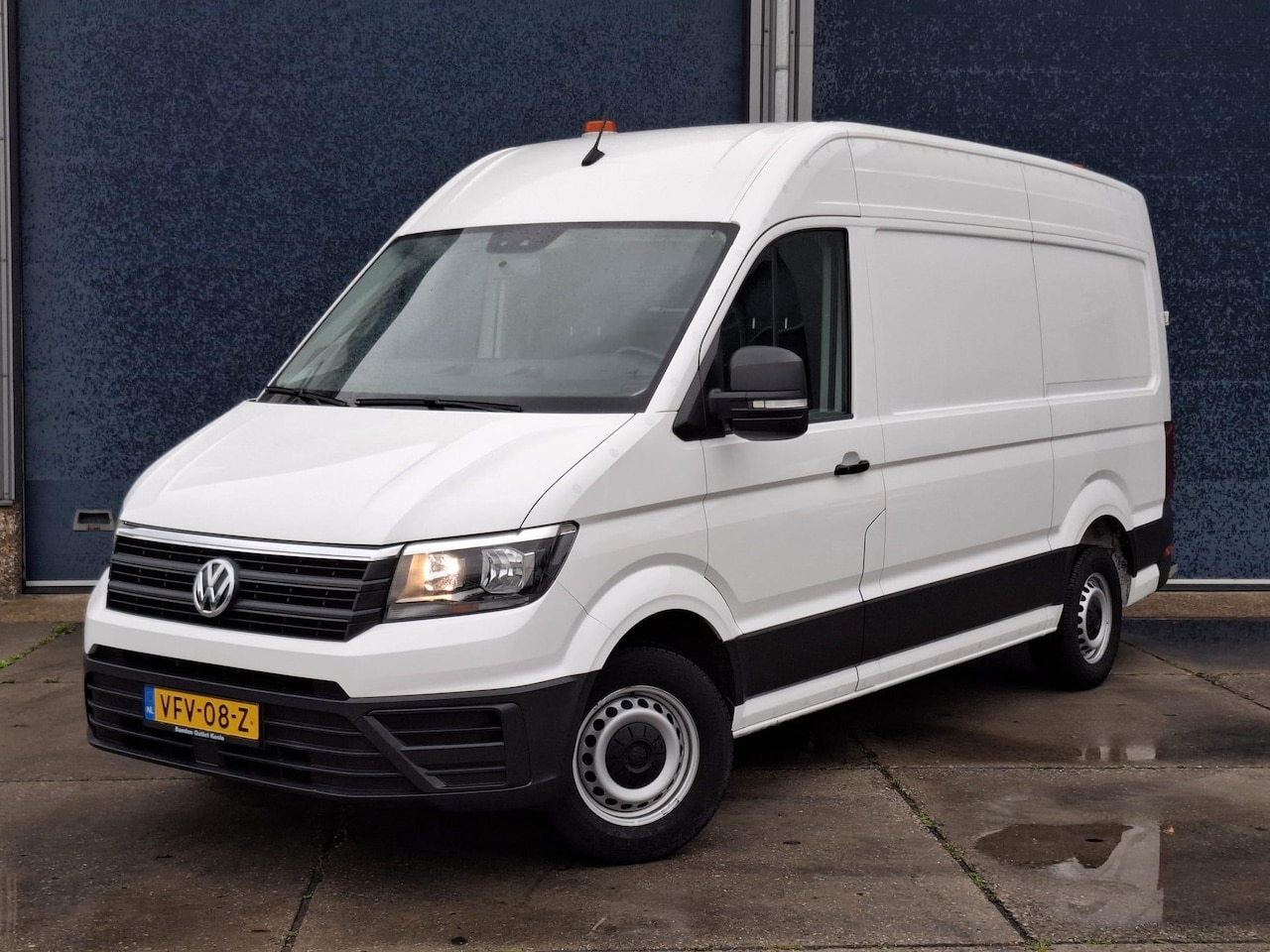 Volkswagen Crafter - 35 2.0 TDI L3H3 EL Highline AIRCO / CRUISE CONTROLE / TREKHAAK / NAVI / CARPLAY - AutoWereld.nl
