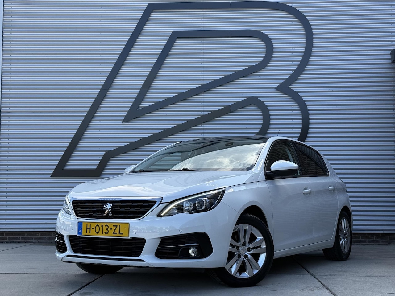 Peugeot 308 - 1.2 PureTech Blue Lease Executive 2e Eigenaar|Navi|Pano|Carplay|Clima|Cruise|PDC|Trekhaak| - AutoWereld.nl