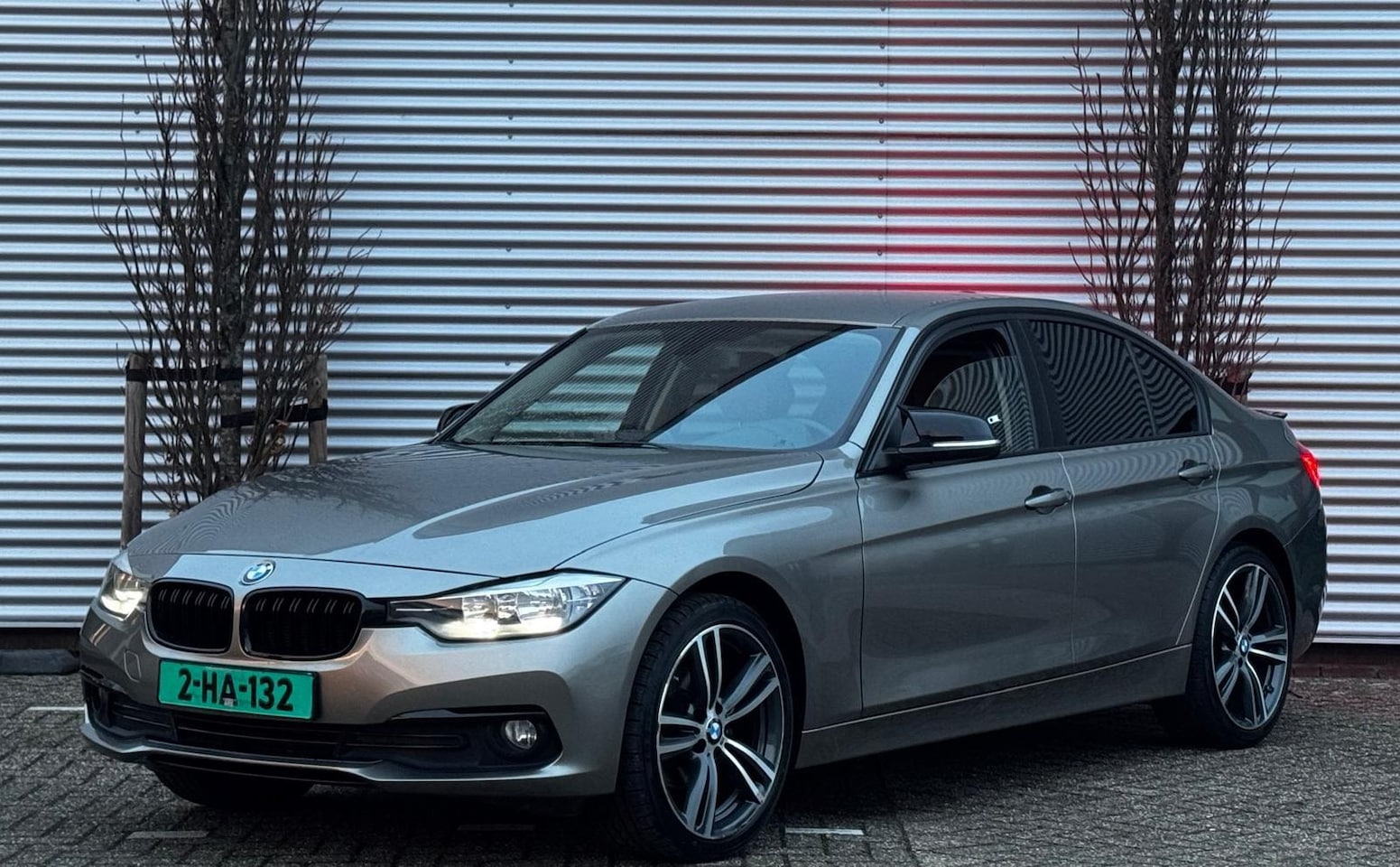 BMW 3-serie - 318i Luxury Line Leder / 19"LMV / GARANTIE - AutoWereld.nl